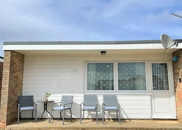 126 Hemsby Holiday Chalet, Convenient For Sandy Beach